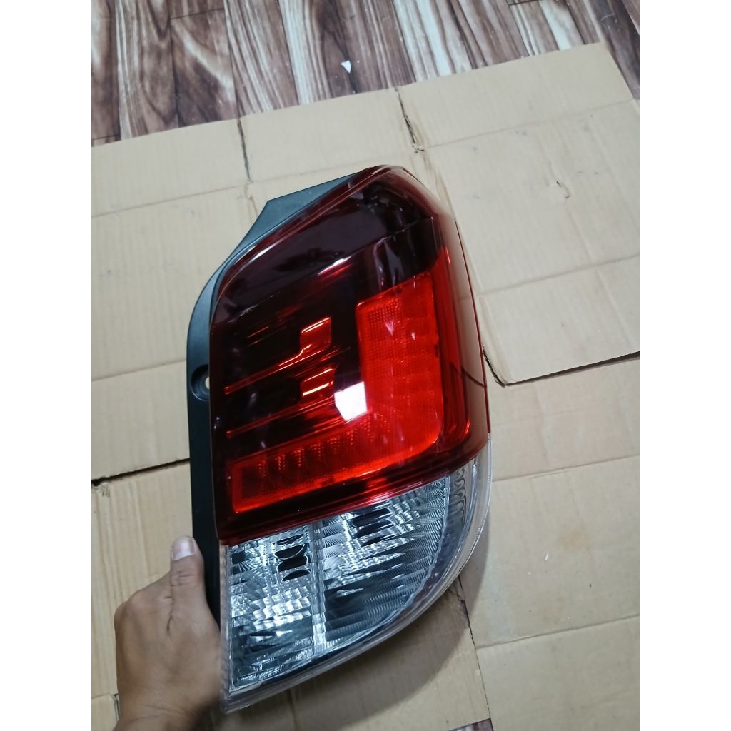 stoplamp lampu belakang agya ayla tahun 2017-2019 sebelah kanan