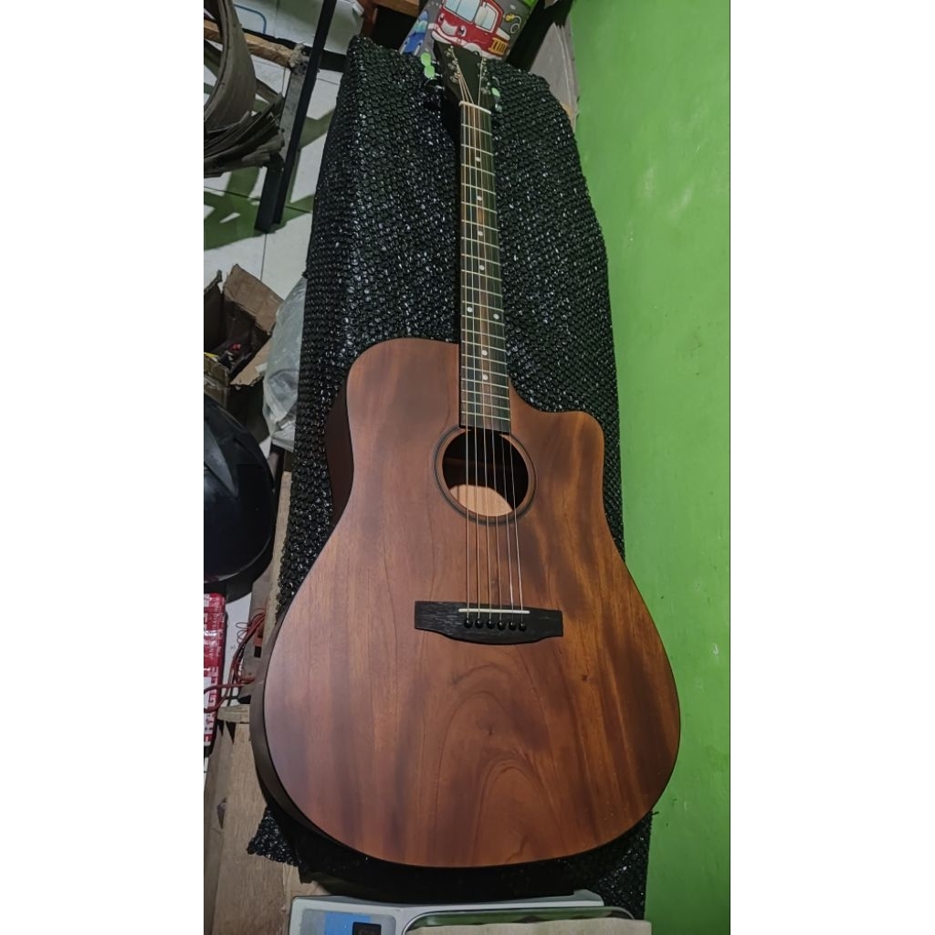 gitar solid mahogani