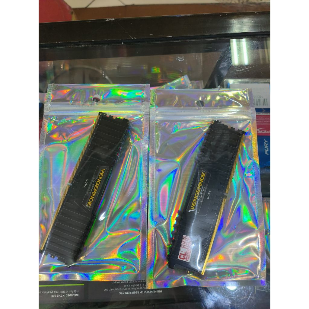 CORSAIR Ram 16 GB Ddr 4  Like New