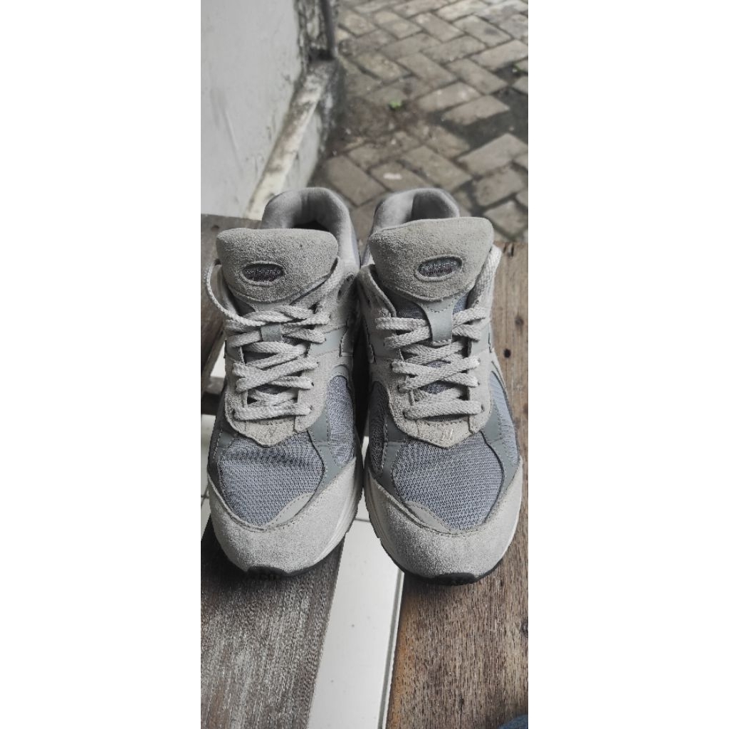 NB 2002R Gore-Tex Grey