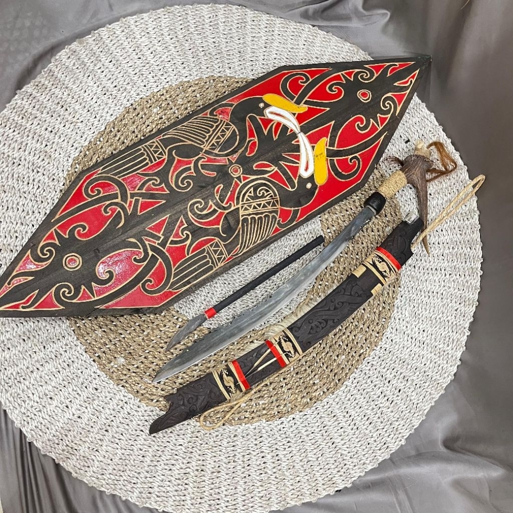 PAJANGAN DINDING KHAS DAYAK - SATU SET PERISAI MANDAU ISTIMEWA KHAS KALIMANTAN