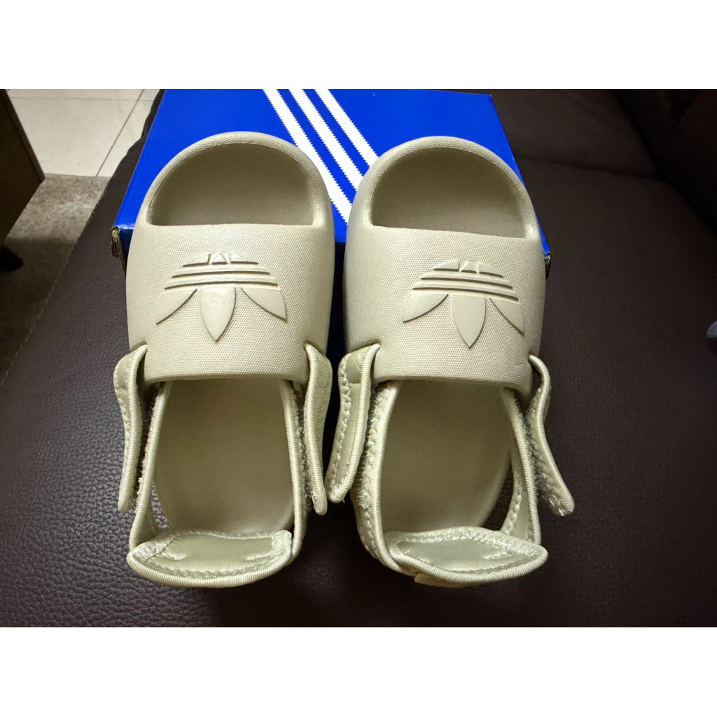 JUAL RUGI KARENA KEKECILAN SENDAL ANAK ORIGINAL ADIDAS BARU BELUM DIPAKAI SAMA SEALI