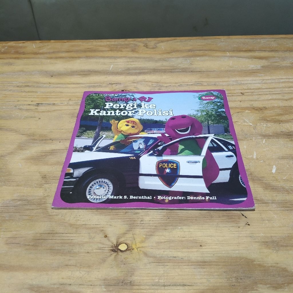 Buku Barney & BJ Pergi ke Kantor Polisi