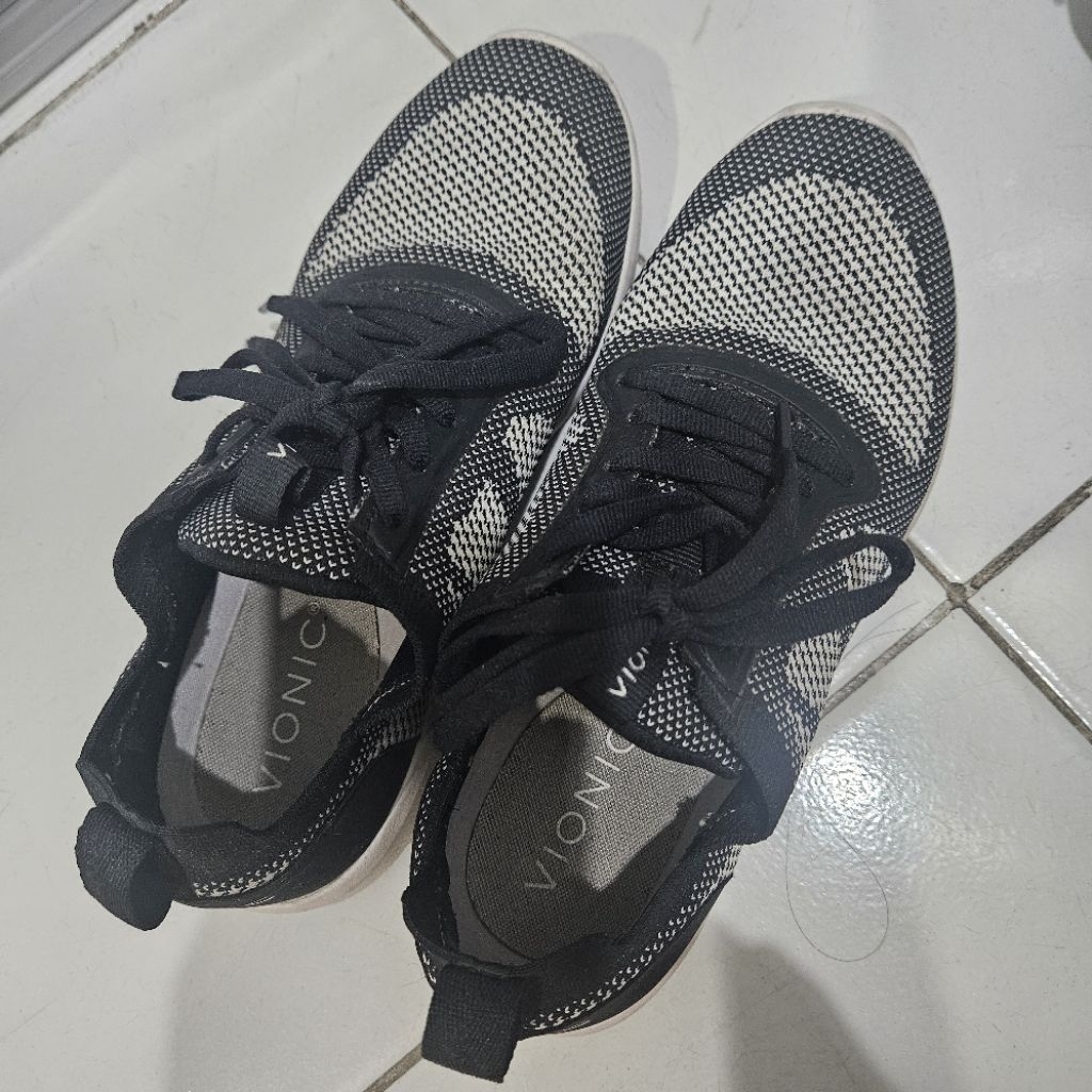 [PRELOVED] Sepatu Wanita Vionic Ortopedi / Kesehatan - Hitam Putih Rajut