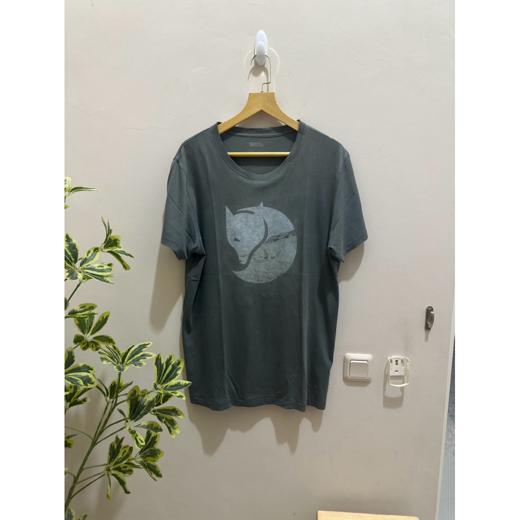 Kaos Outdoor Fjallraven Arctic Fox Tee Faded Grey original preloved