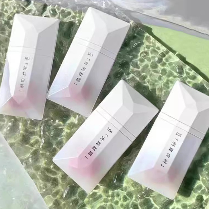 Lipstik Wanita Perfect Diary Lip Glaze dengan Hasil Akhir Berkilau dan Tidak Menempel di Cangkir