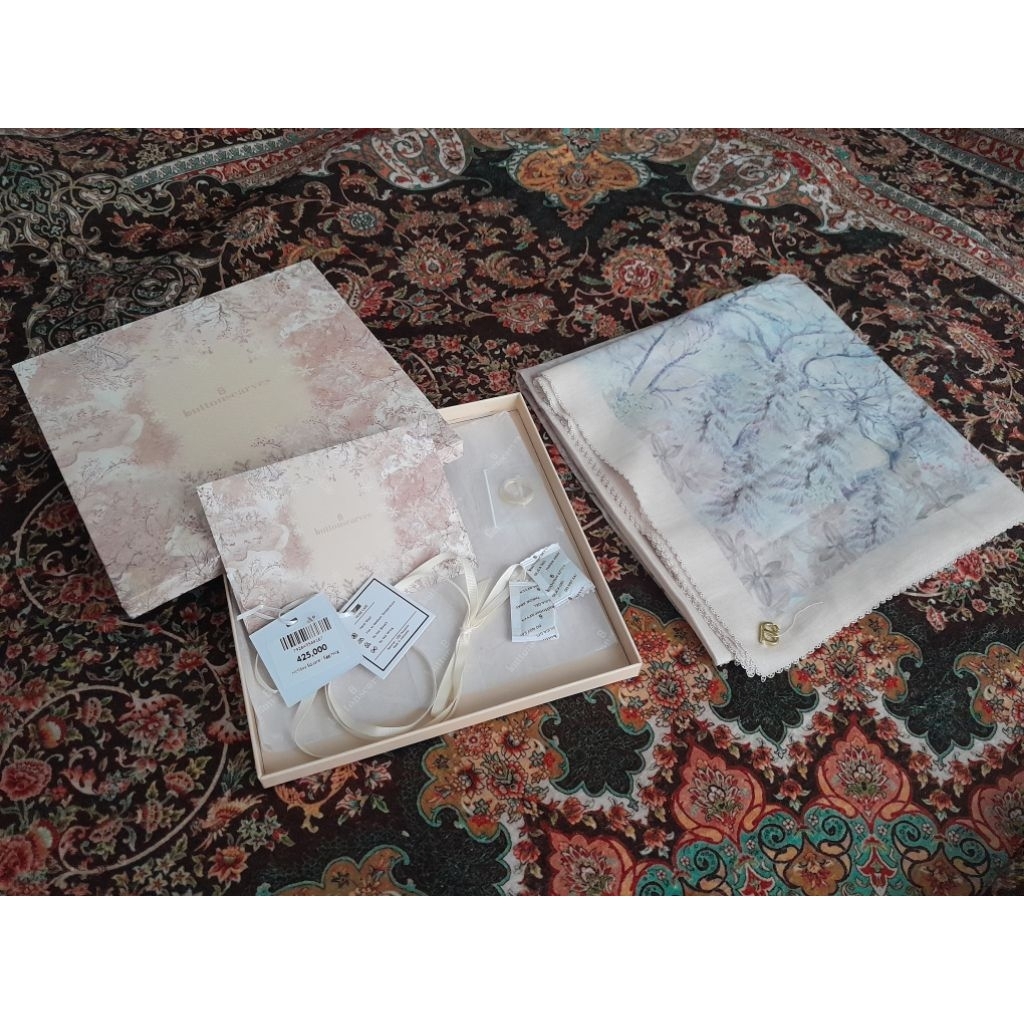 preloved buttonscarves holiday square (egg nog)