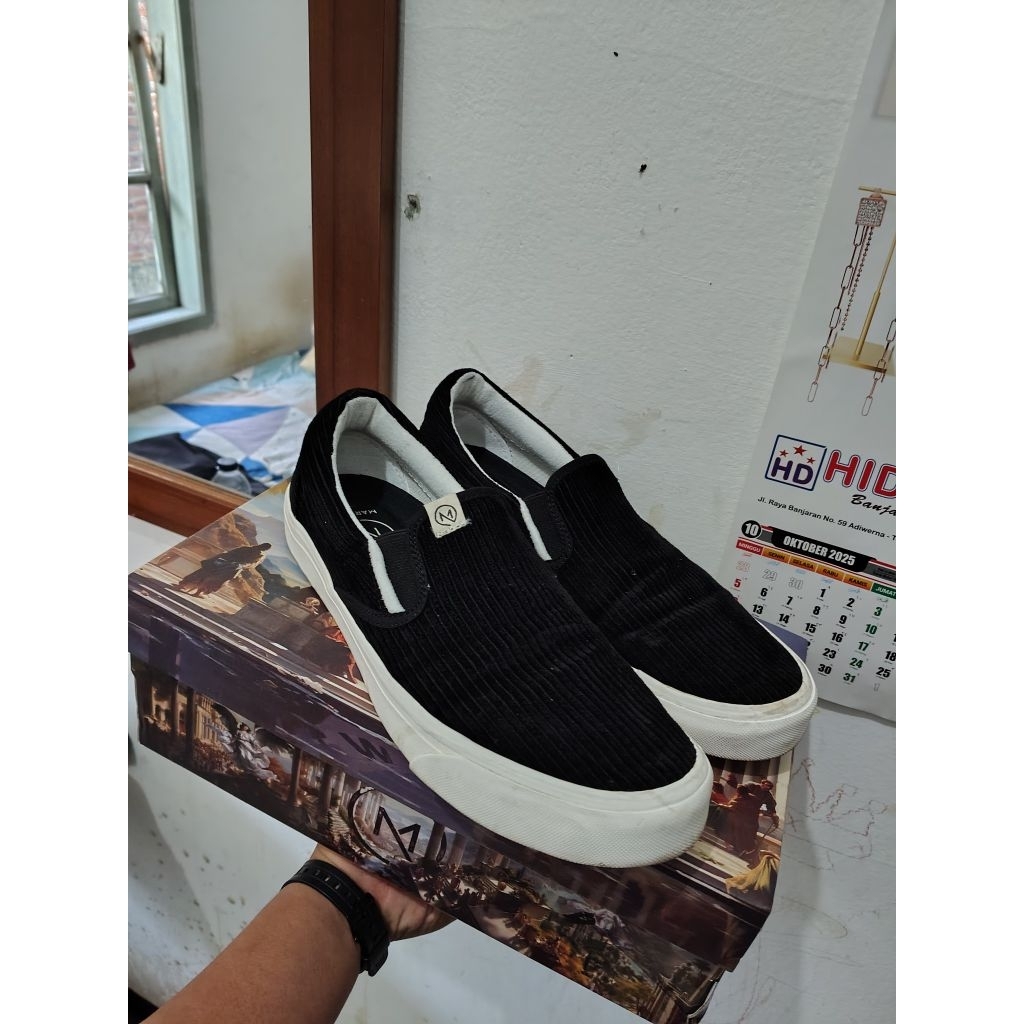 Sepatu Marque Slip On Corduroy Ukuran 43 (28 cm)
