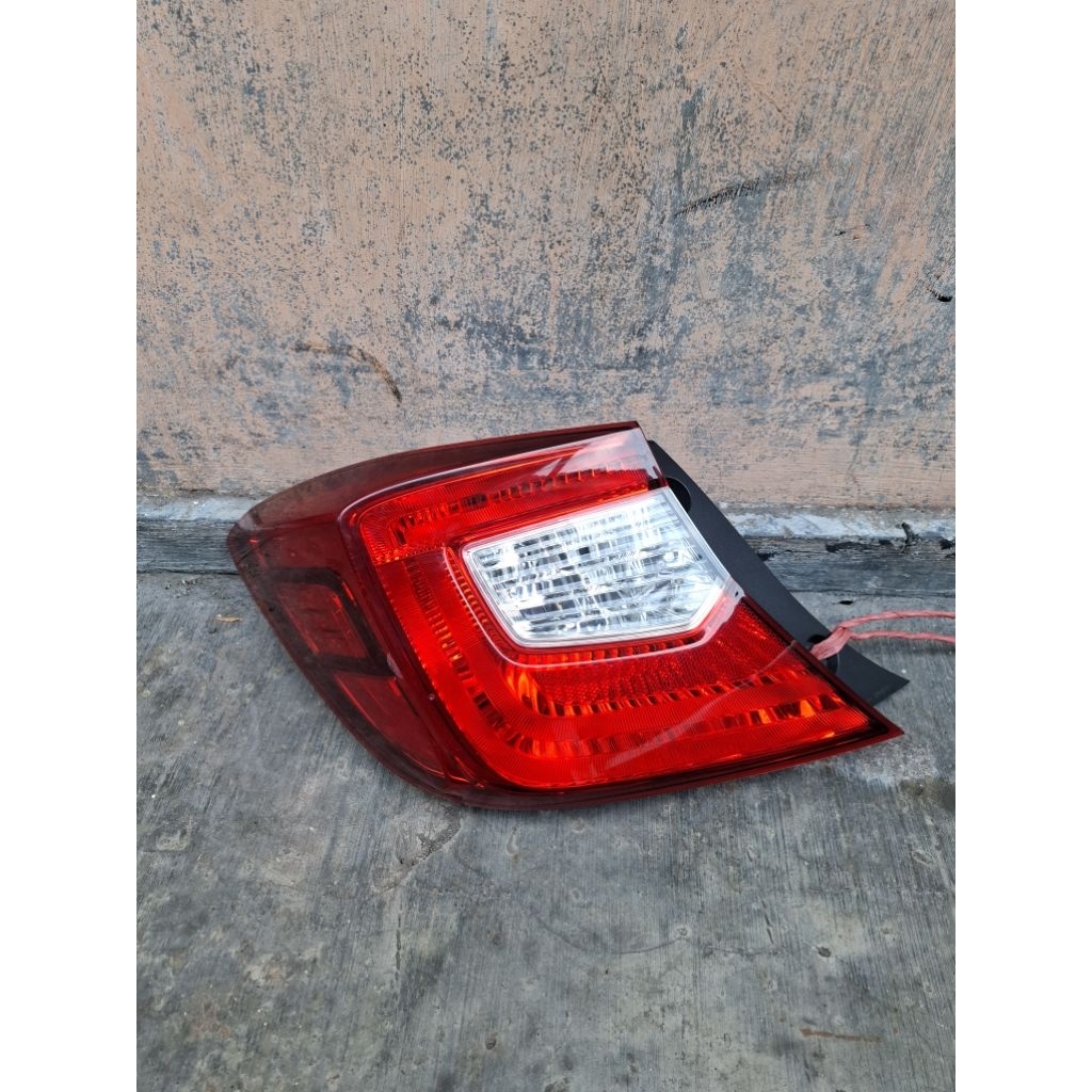 Lampu belakang brio satya kiri lh