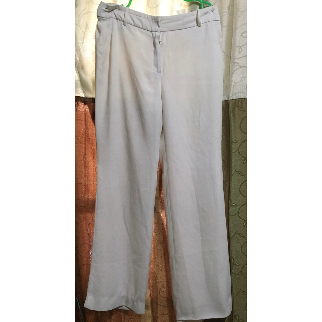 PRELOVED CELANA WANITA PUTIH