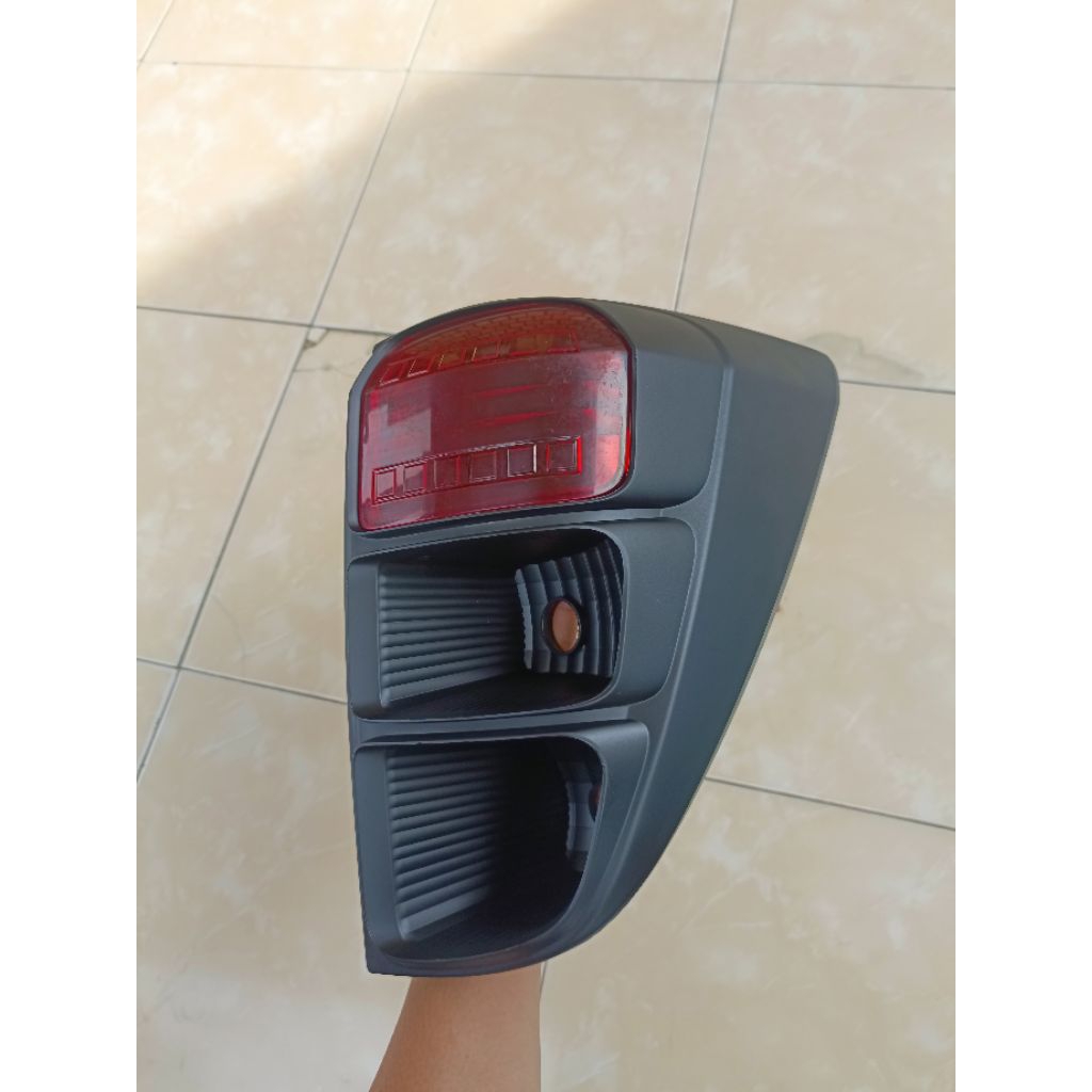 Reflektor dalam sebelah kanan Lampu Belakang New Rush Terios Custom hitam black