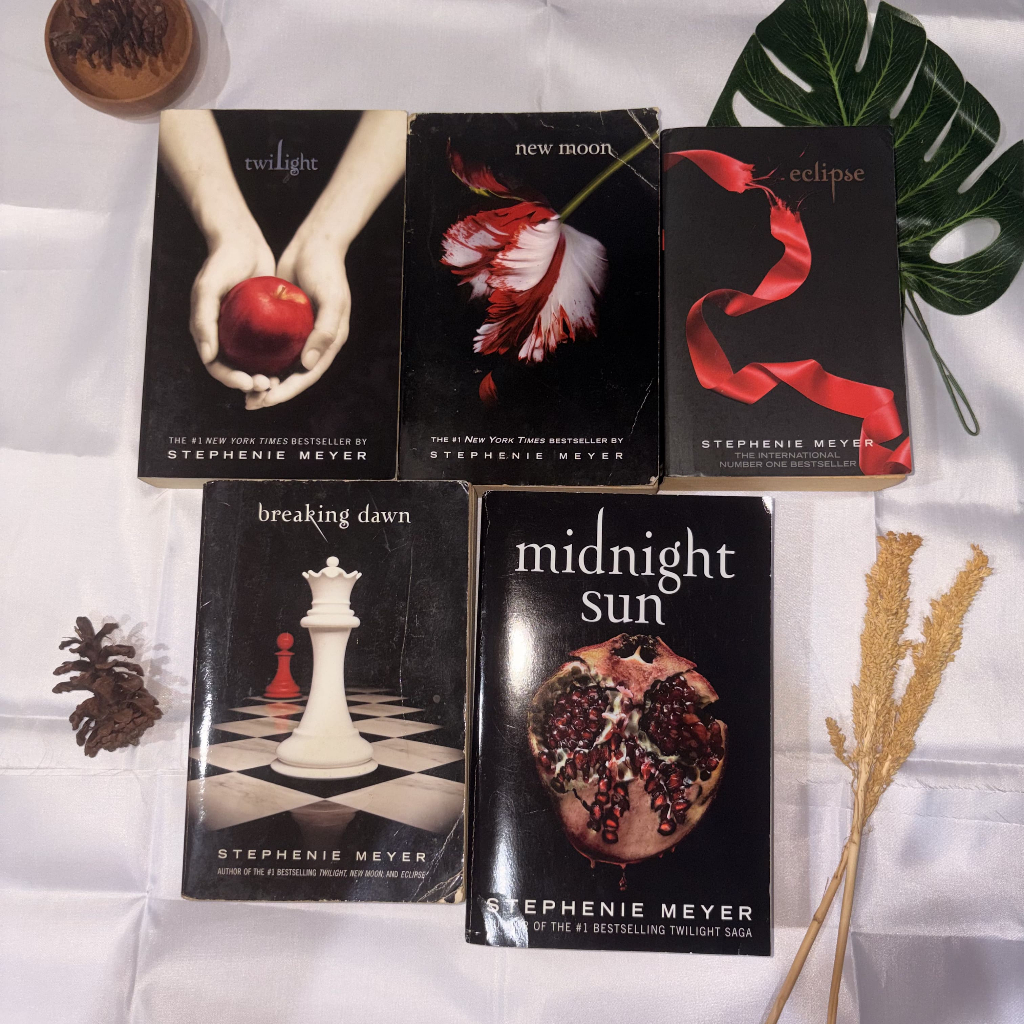 Preloved Novel Twilight Saga | Twilight New Moon Eclipse Breaking Dawn Midnight Sun (English) by Ste