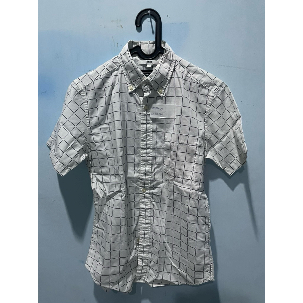Kemeja Uniqlo Hitam Putih