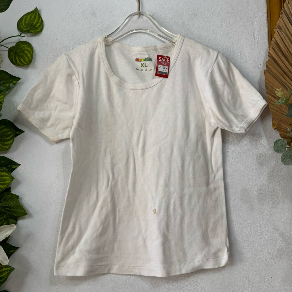 Kaos putih Minus noda