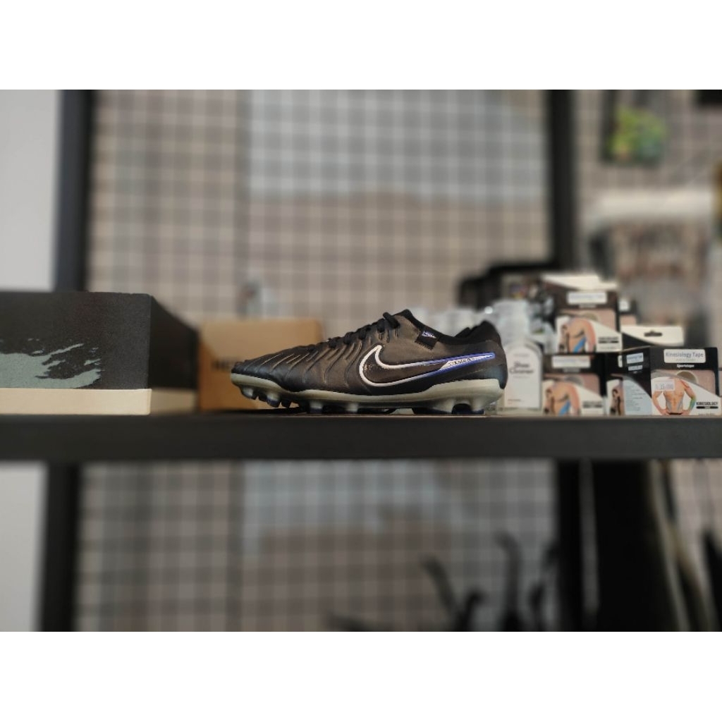 Sepatu Bola Nike Tiempo