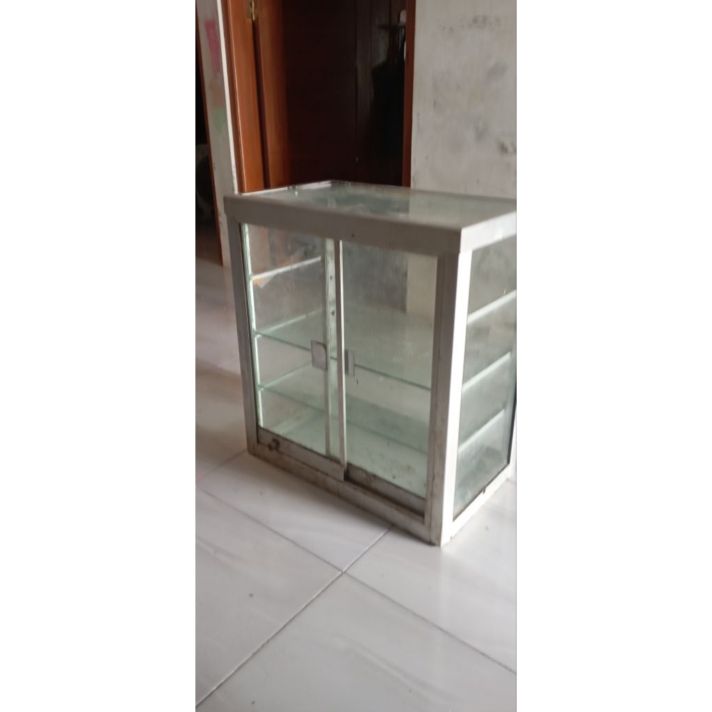 lemari etalase kaca