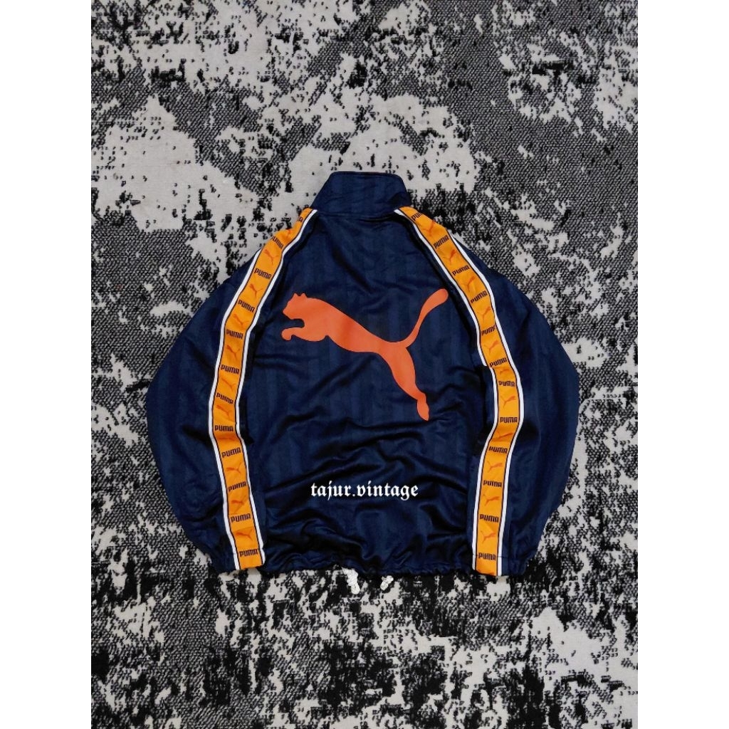 Windbreaker PUMA tapped & big logo, wajib punya sih •- Size: L 
- PxL: 70cm x 61cm