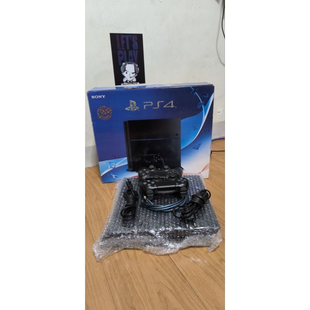 PS4 fat hen 1 TB (second like new)