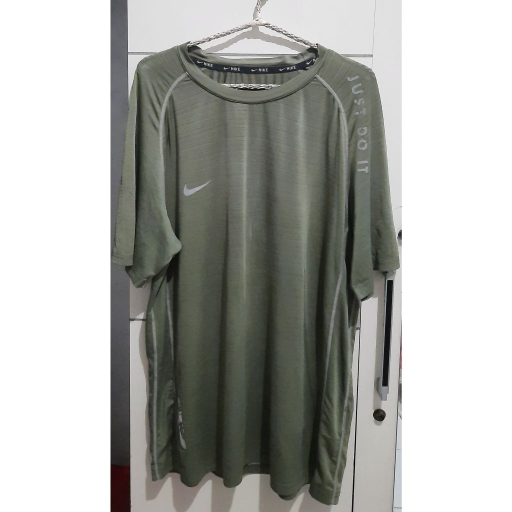 Preloved - Kaos jersey olahraga warna hijau untuk pria merk Nike