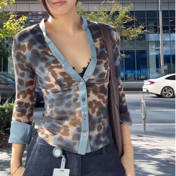 Cute Hot LabelBlus lengan sedang motif leopard, atasan crop wanita berbahan elastis.