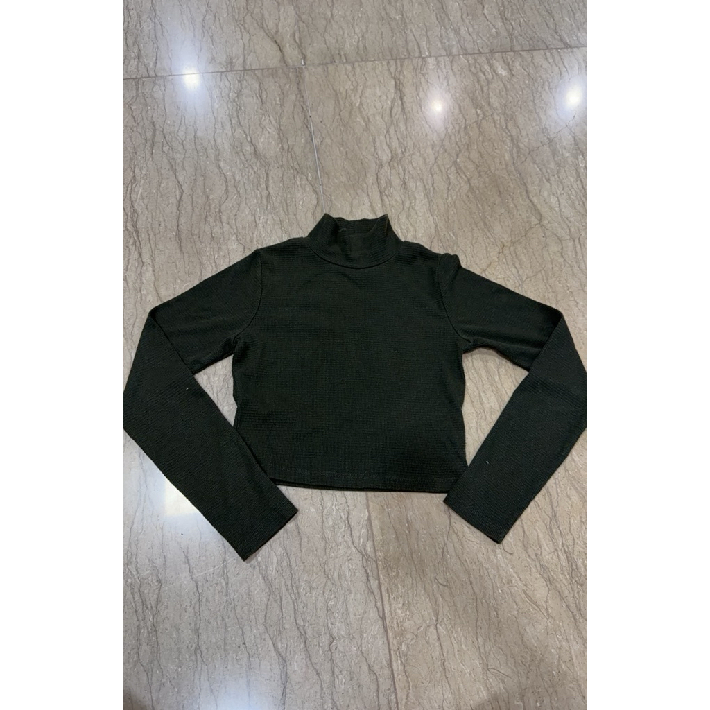 Stradivarius lengan panjang crop top warna hijau army