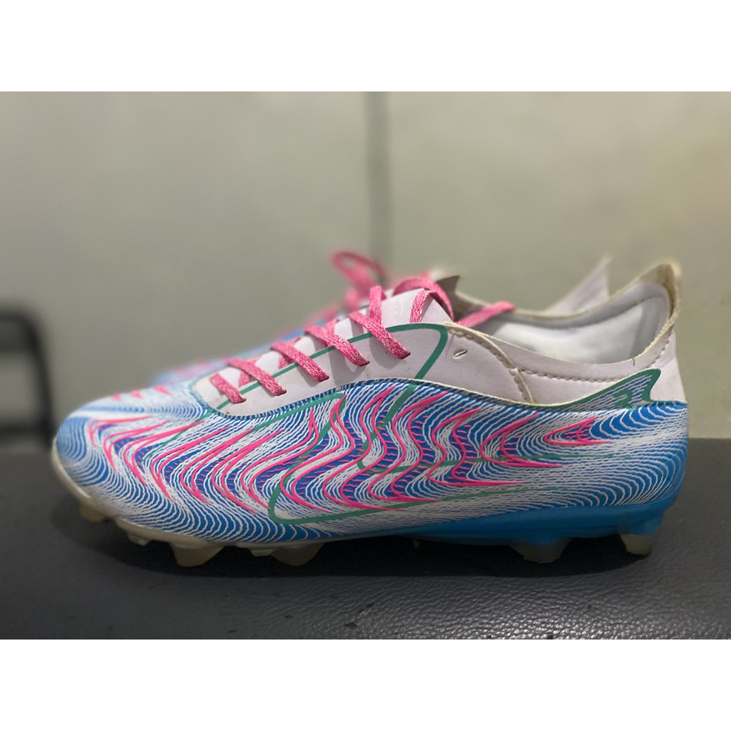 sepatu sepak bola specs