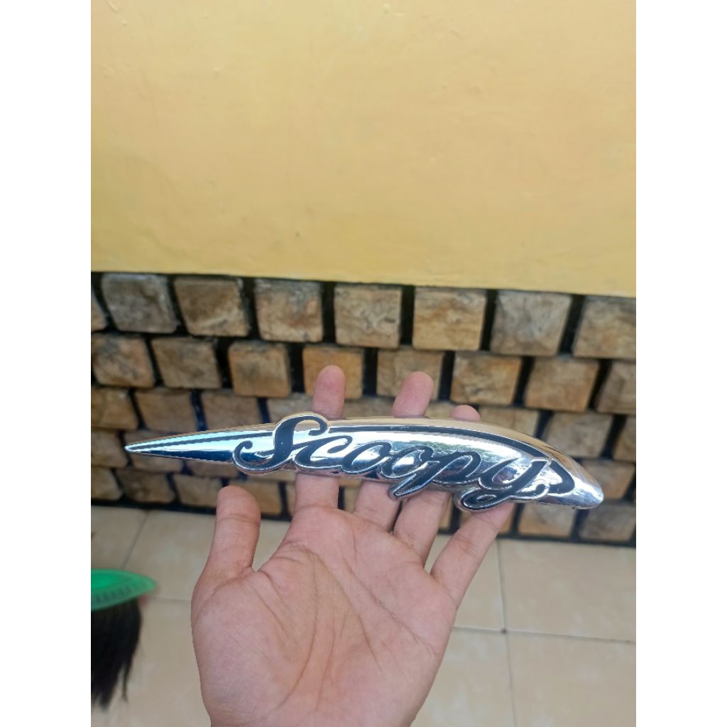 emblem body scoopy karbu kanan barang Original second