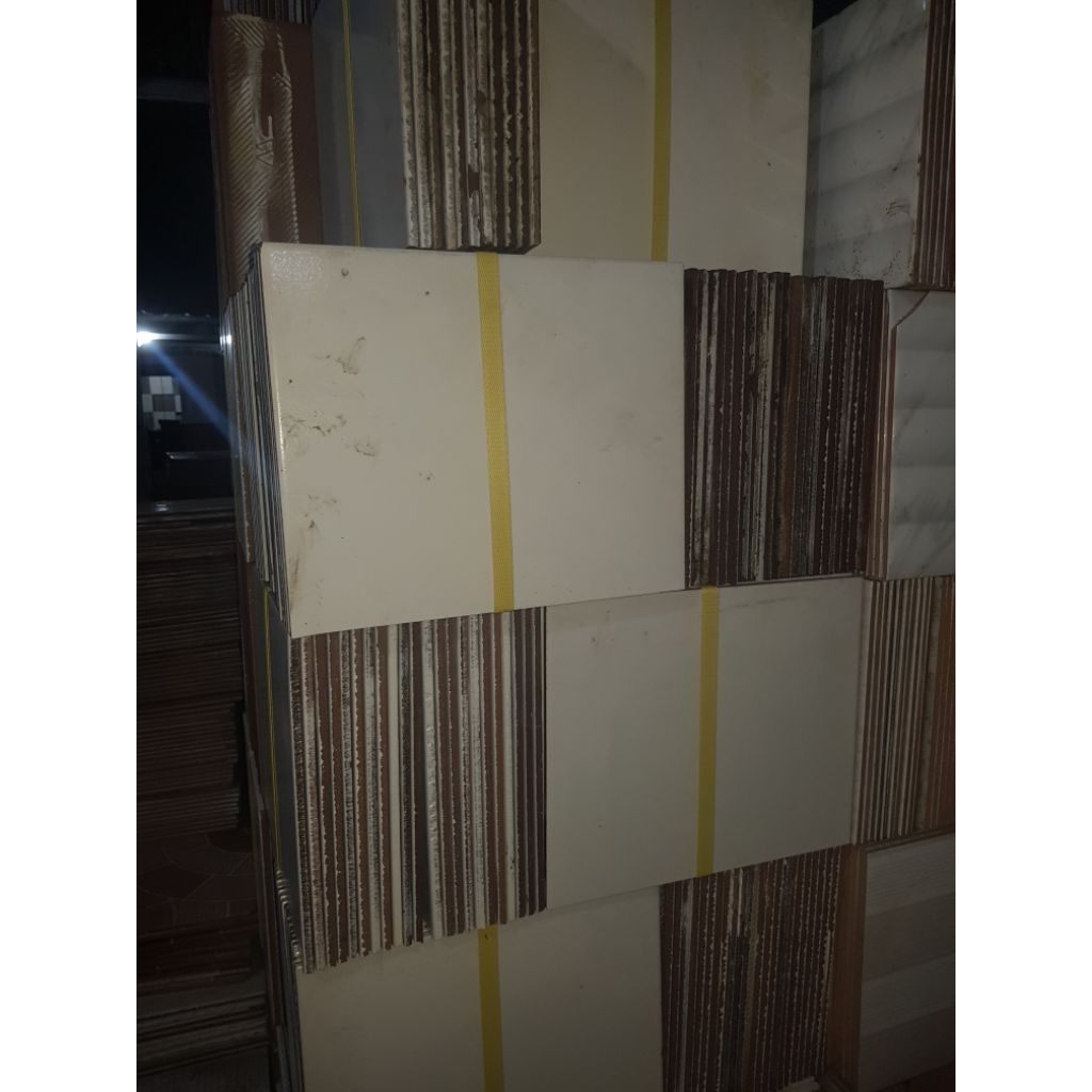 keramik putih polos reject iketan ukuran 25x40,30x30,35x40,40x40,30x40,25x30