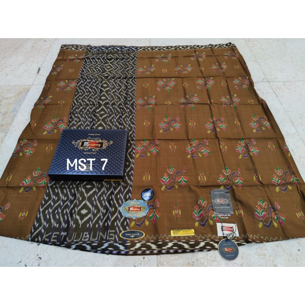 Sarung Ketjubung MST Red Sutra Mesres