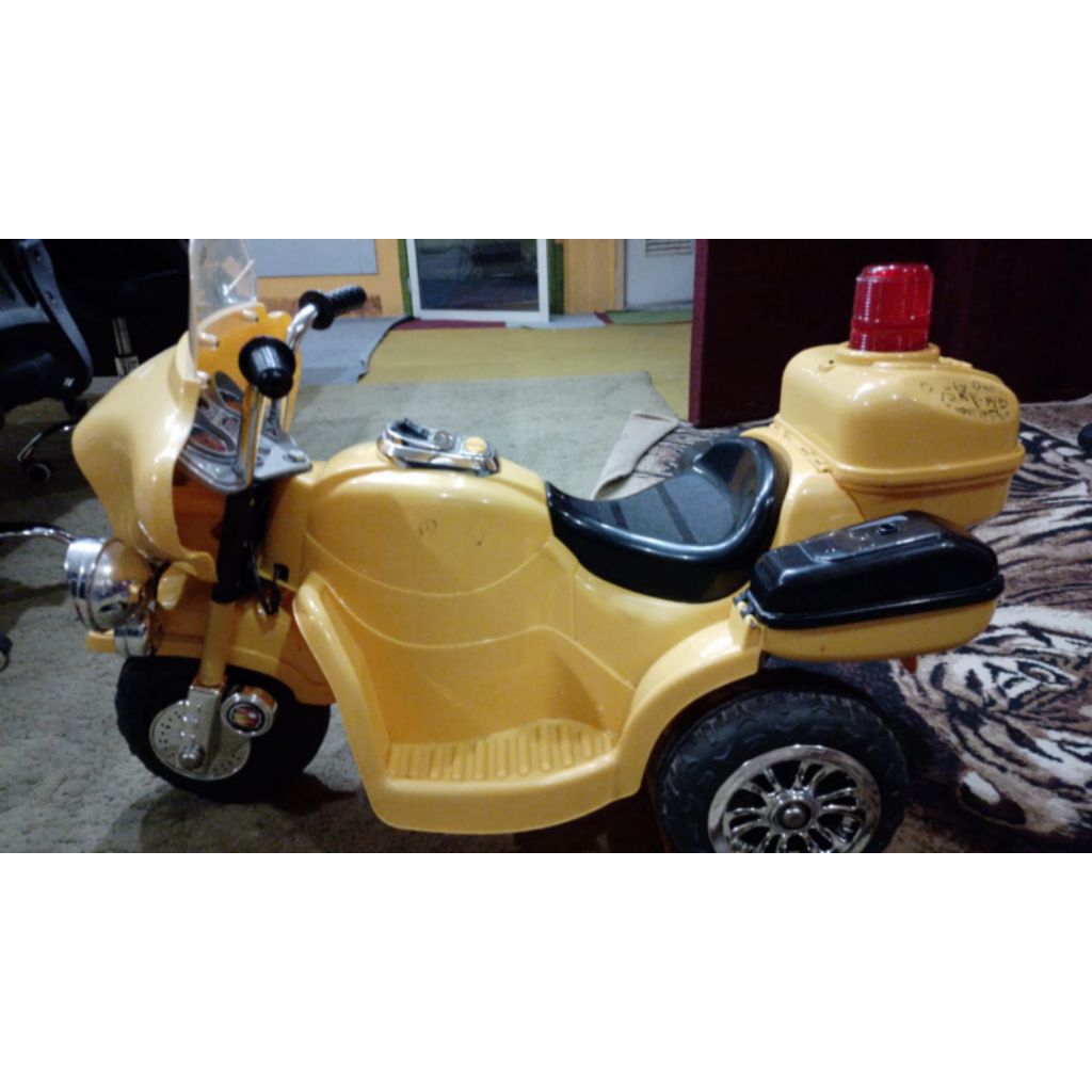 Mainan motor polisi memakai aki pl