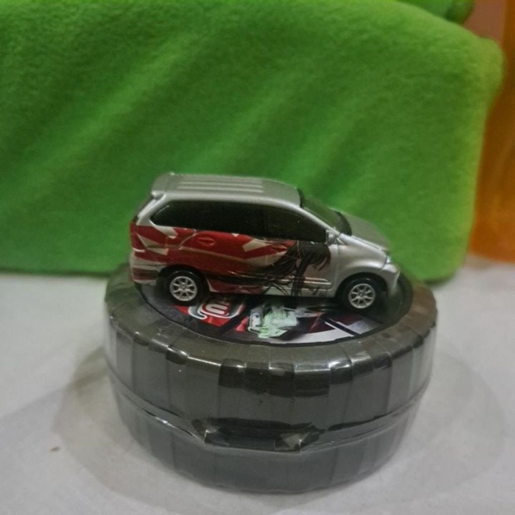 diecast avanza 1:64