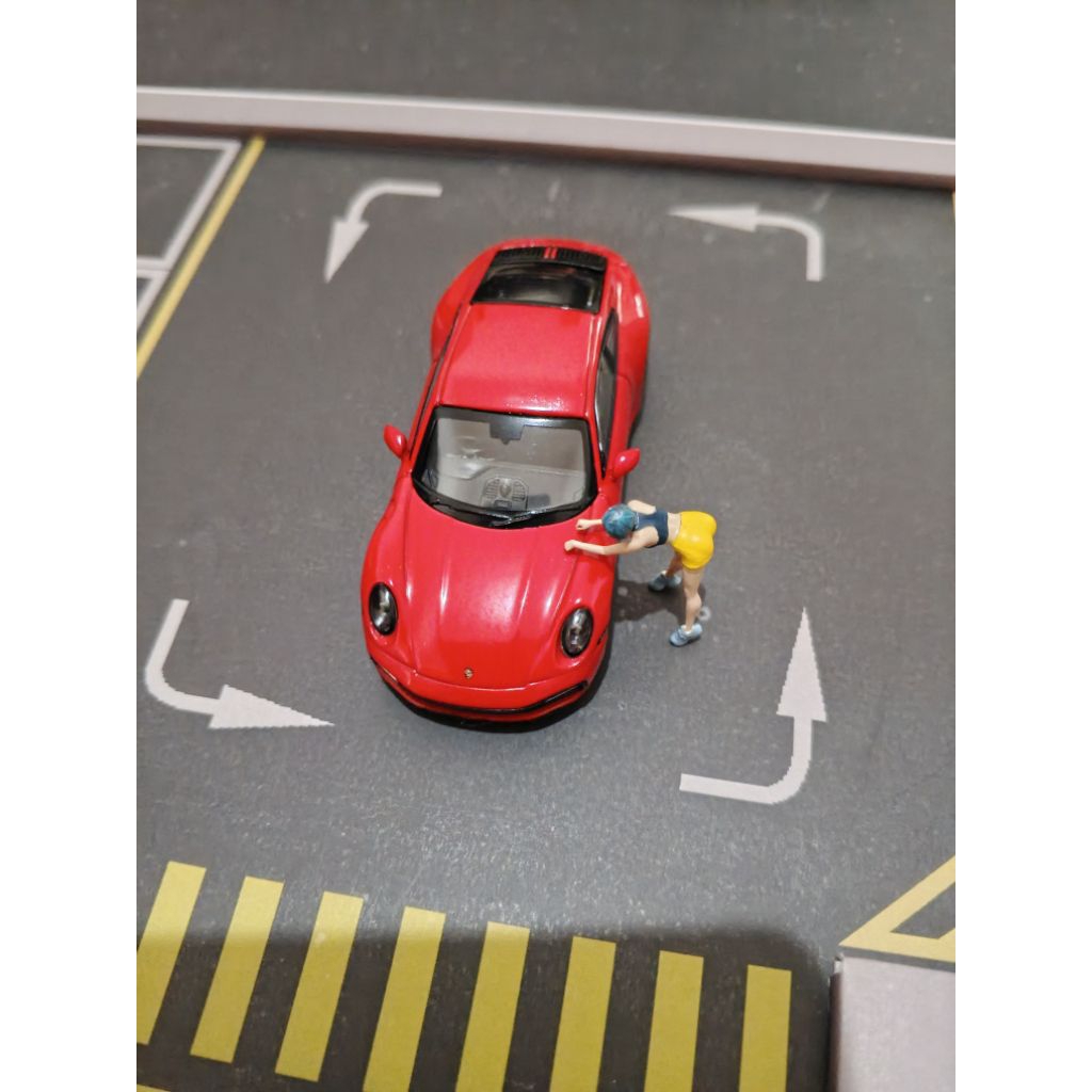 mini GT loose Porsche 911 Carrera S + figure.