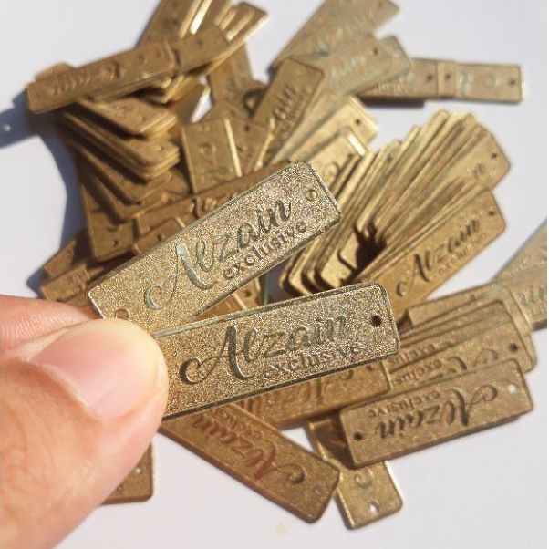 OMAHCETAK LABEL LOGO PLAT HIJAB BAHAN KUNINGAN FREE DESAIN NAMA DAN LOGO
