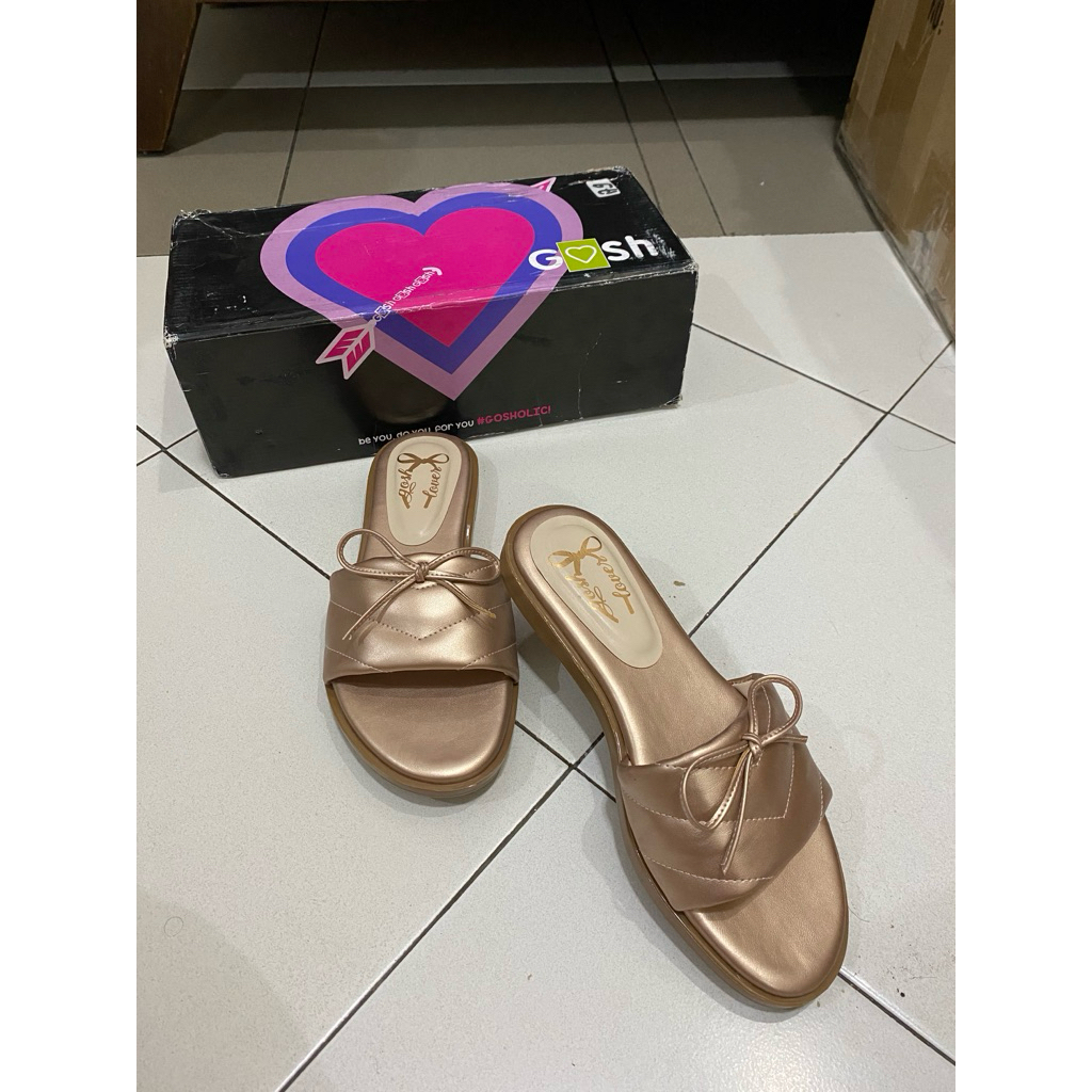 sandal gosh