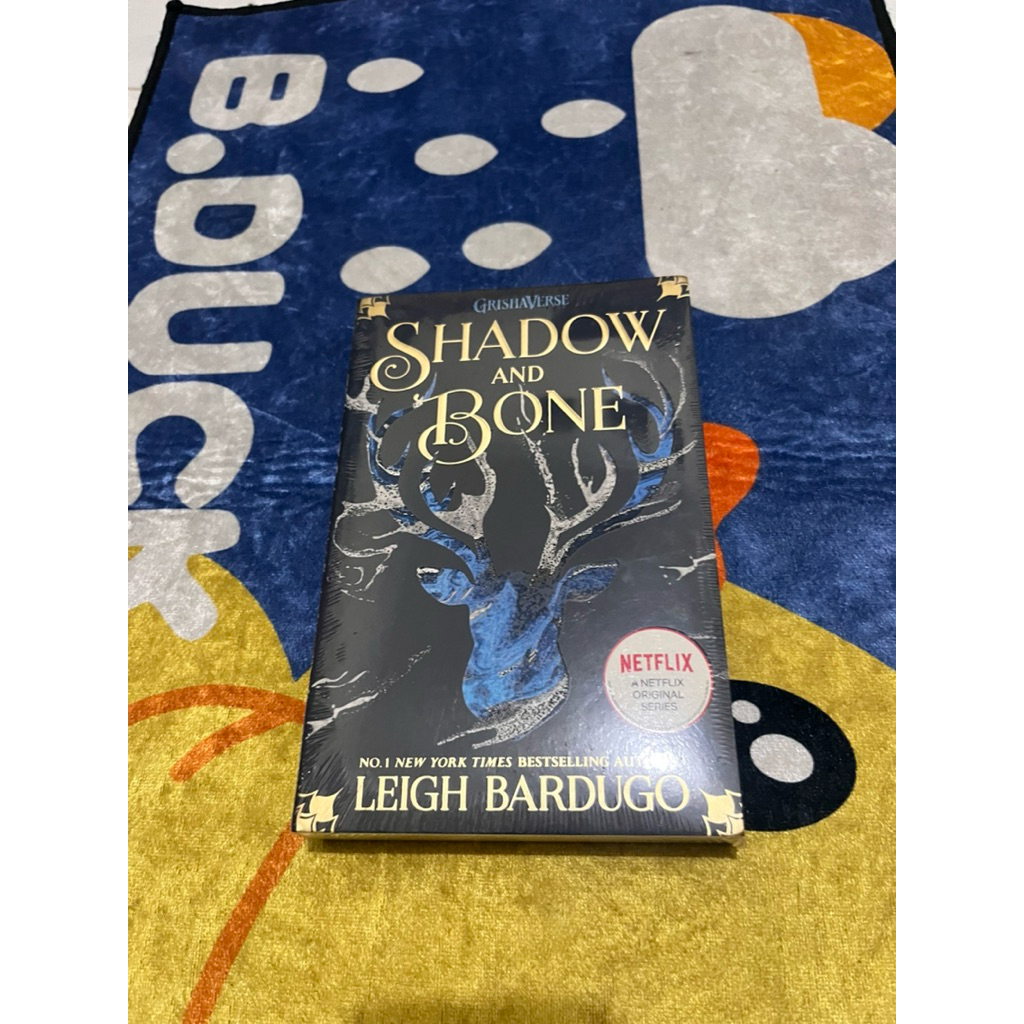 Shadow and Bone - 9781510105249