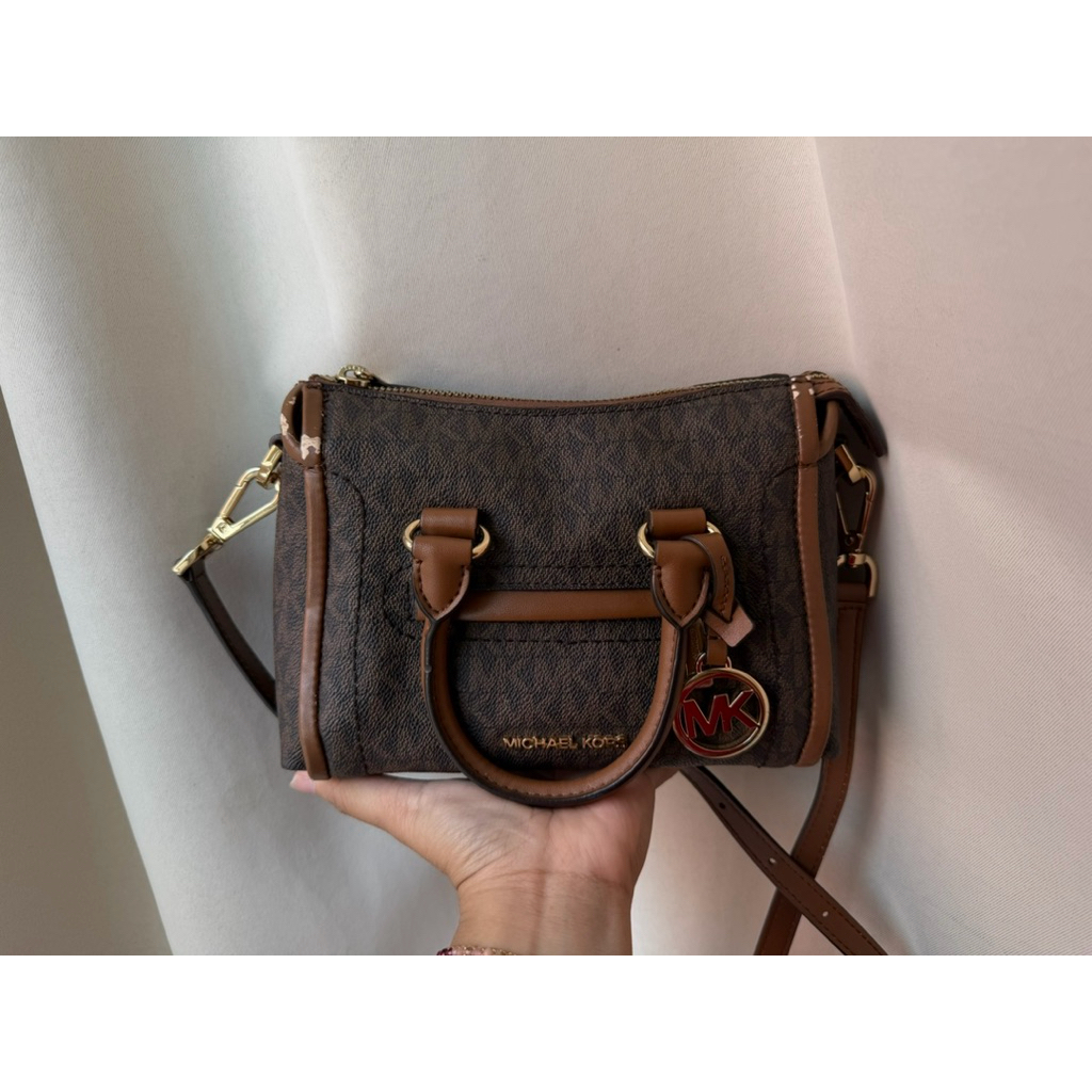 tas michael kors carine xs signature