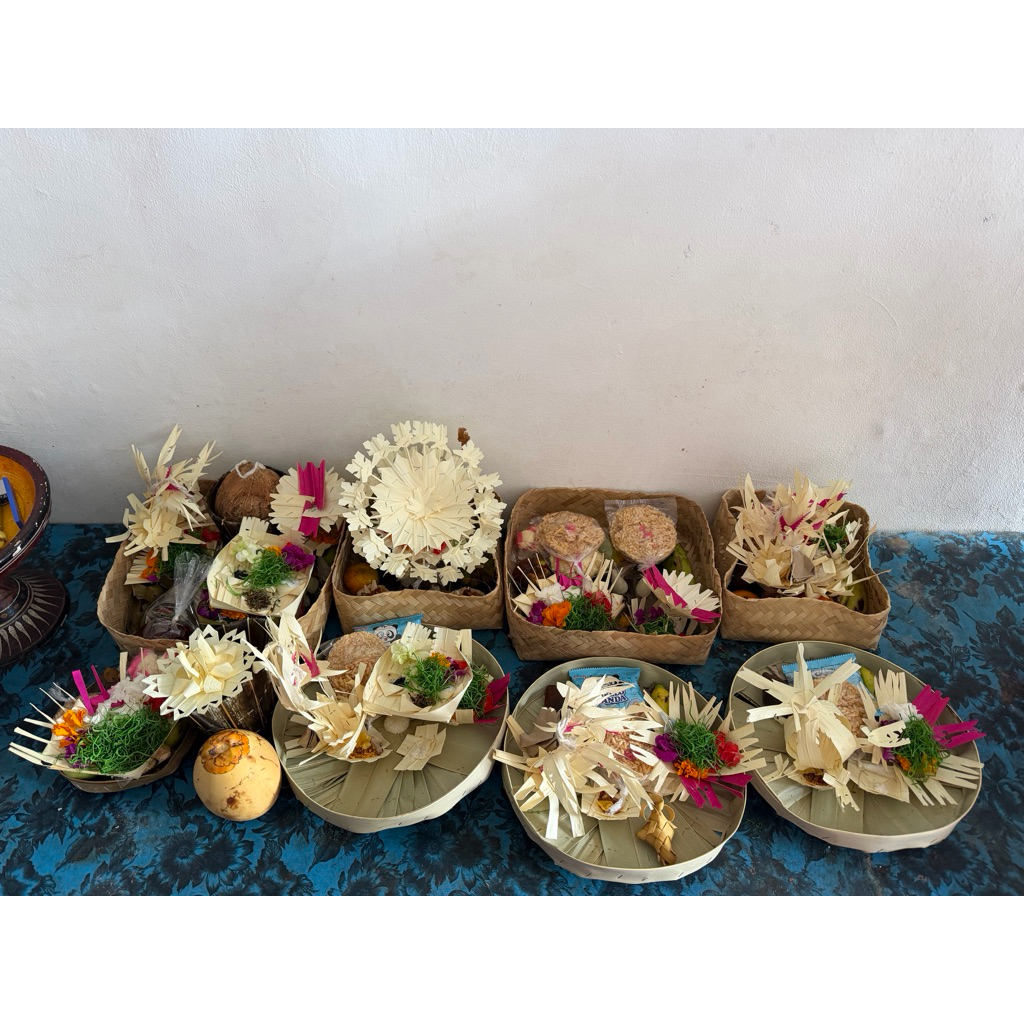 LOW BUDGET BANTEN BUSUNG IBUNG / Banten otonan tumpeng 5 / Banten Ayaban tumpeng 5 / paket lengkap a