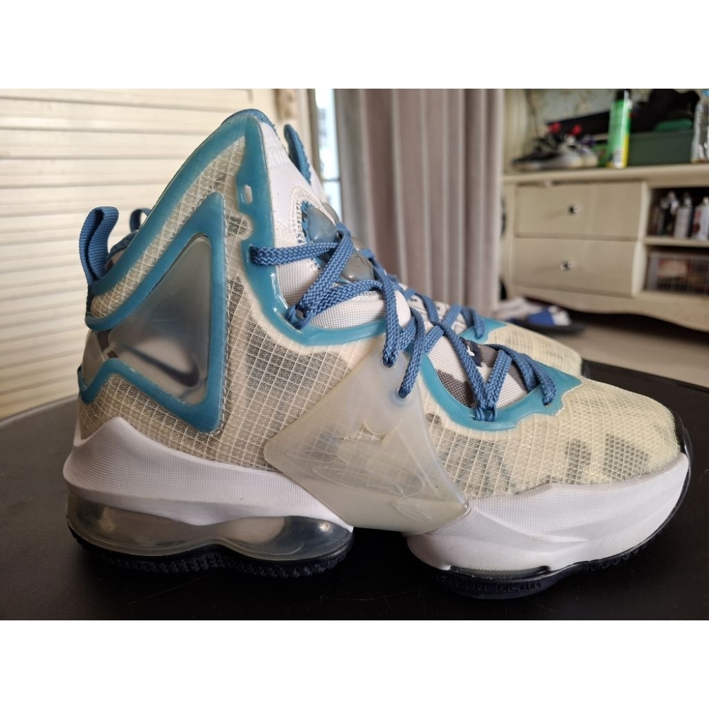 Sepatu basket seken lebron 19 jaminan original sz 37,5 insole 23,5 cm like new no minus tapak tebal 