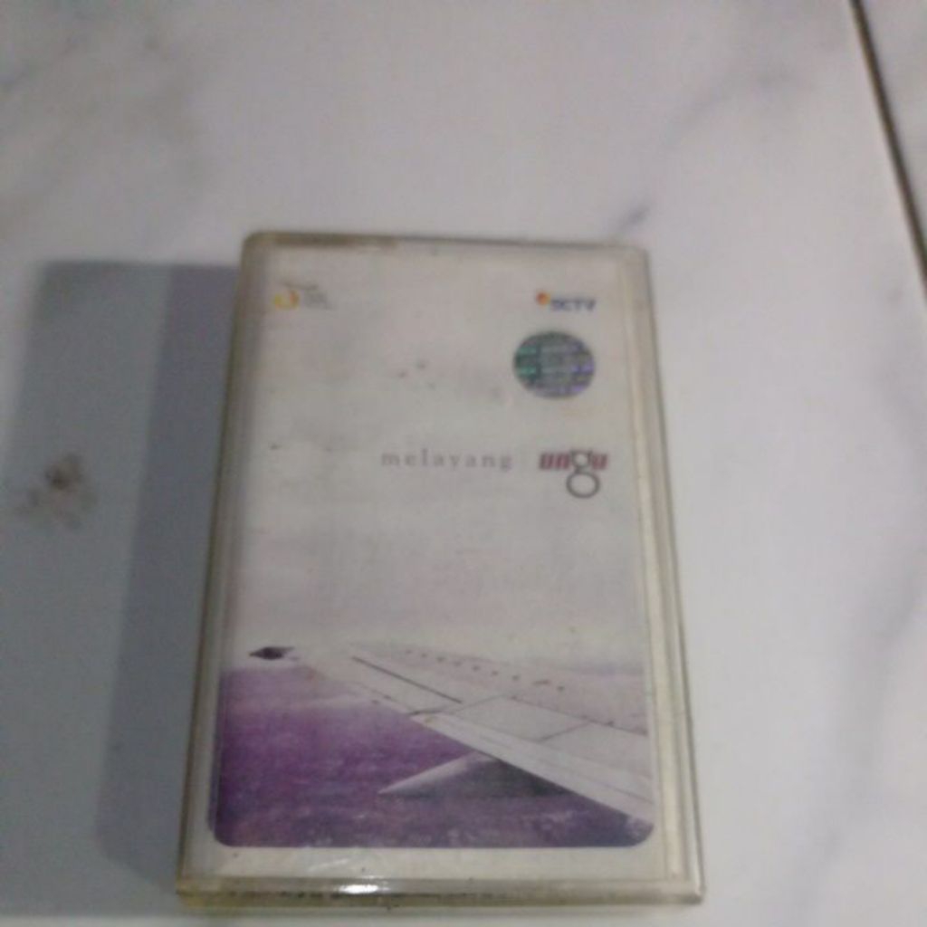 Kaset Pita Ungu Melayang