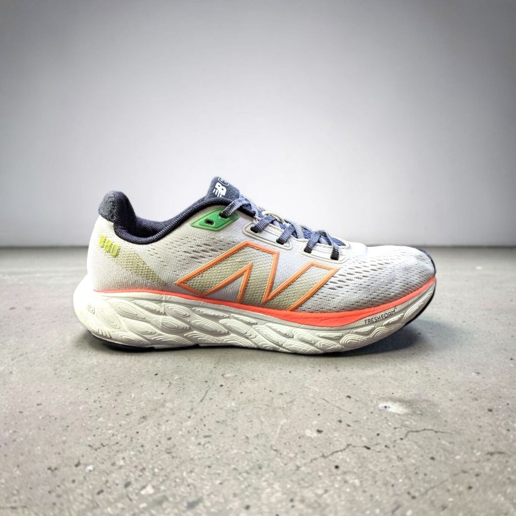 sepatu brand NB 880 enak buat running. ringan