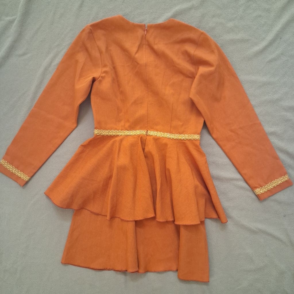 BARU Penjahit Butik 1 Set Atasan Blouse dan Rok Panjang Sepaket Rok Batik
