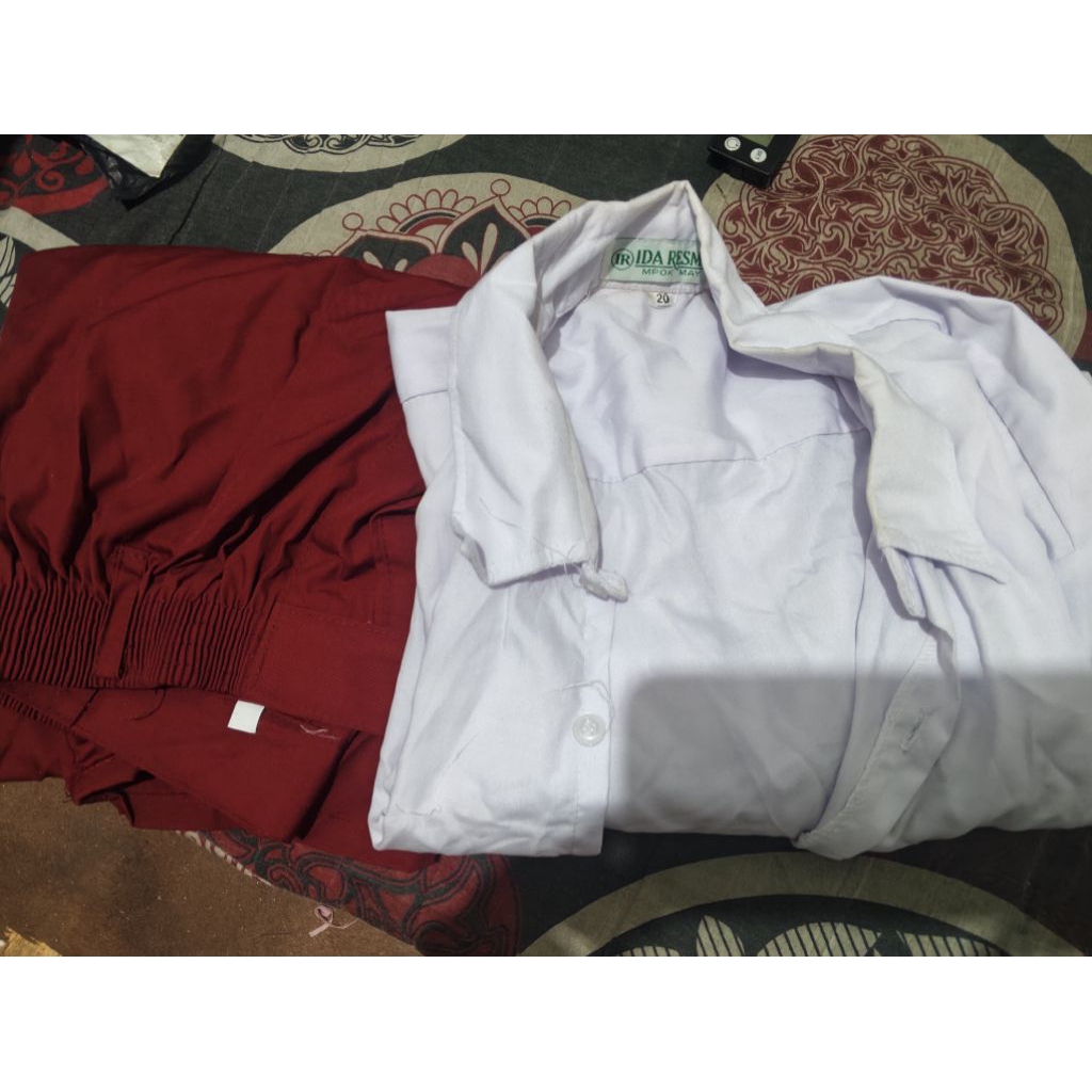 Kemeja Putih Polos dan Celana Merah Bekas