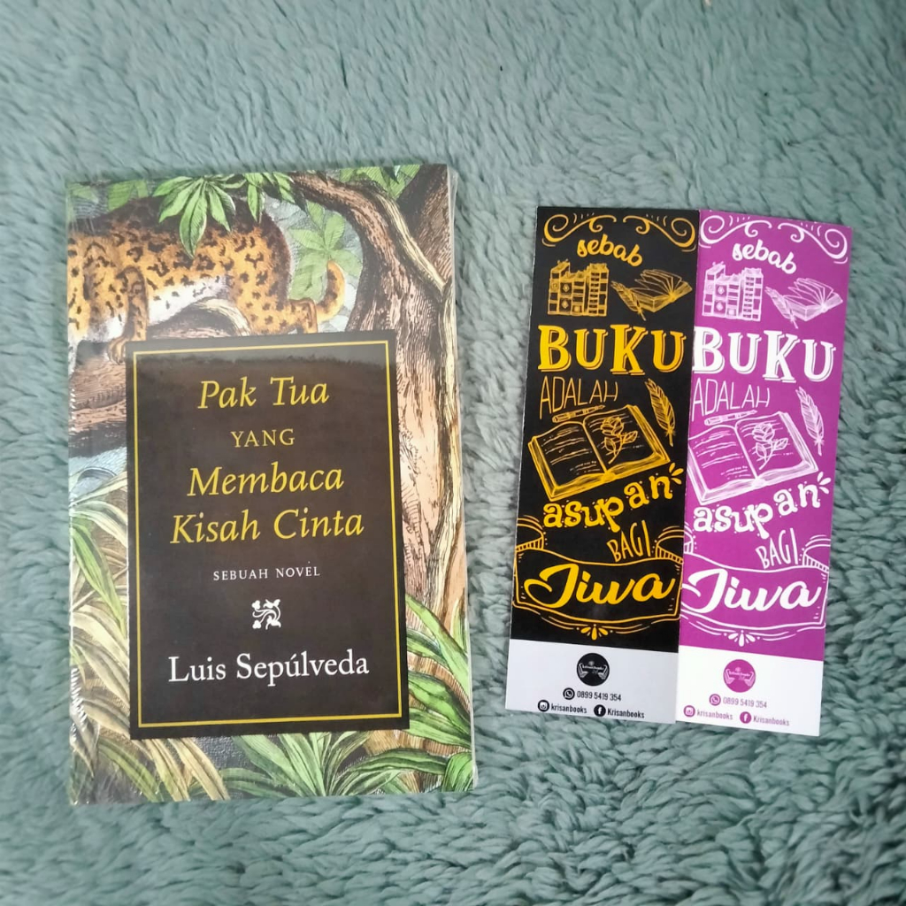 BUKU PAK TUA YANG MEMBACA KISAH CINTA