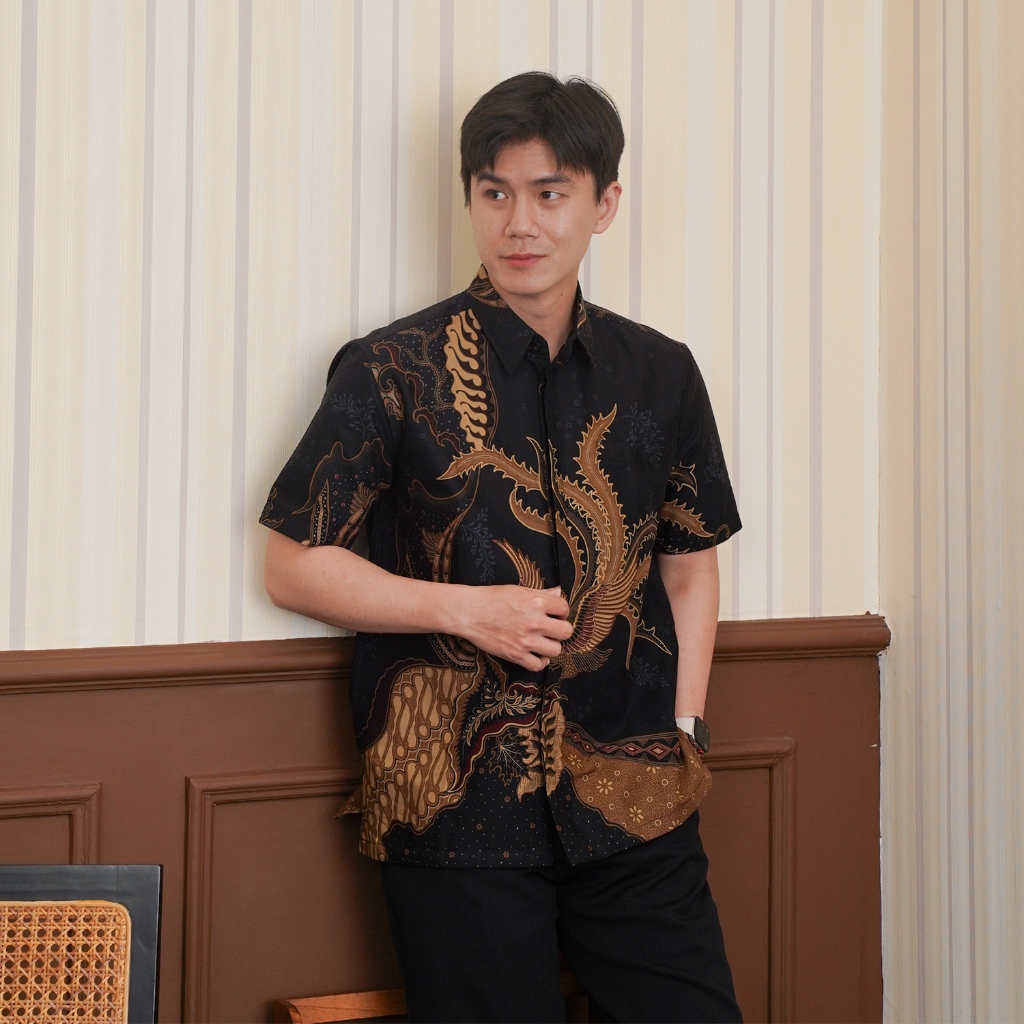 Enzy Batik Essential Kemeja Batik Pria Adinata Lengan Pendek - Black/Brown