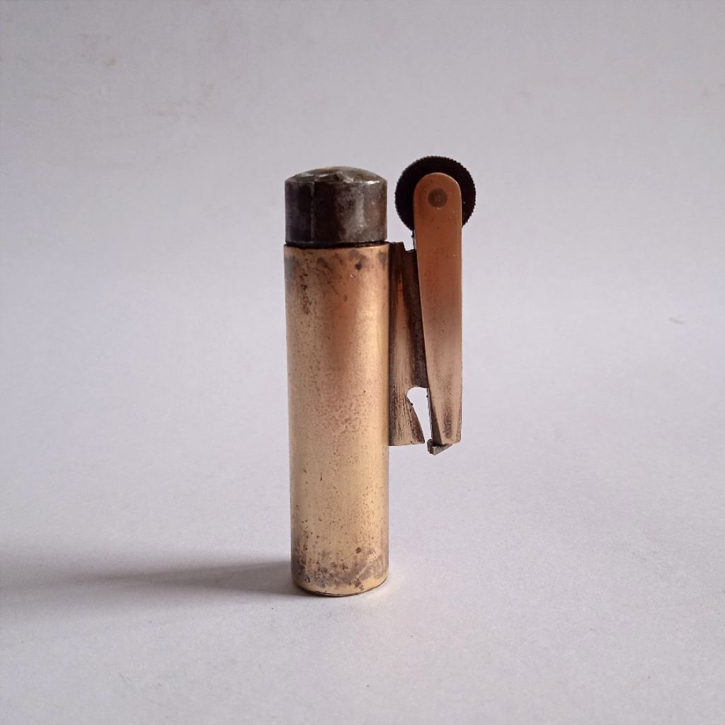 Antik Vintage Korek Api Minyak 1940's Bodi Logam Kuninga Kondisi Off Utuh Tua Layak Koleksi