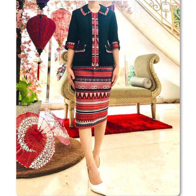 One set blazer wanita dengan rok . Blazer wanita resleting depan. Setelan blazer wanita zipper depan