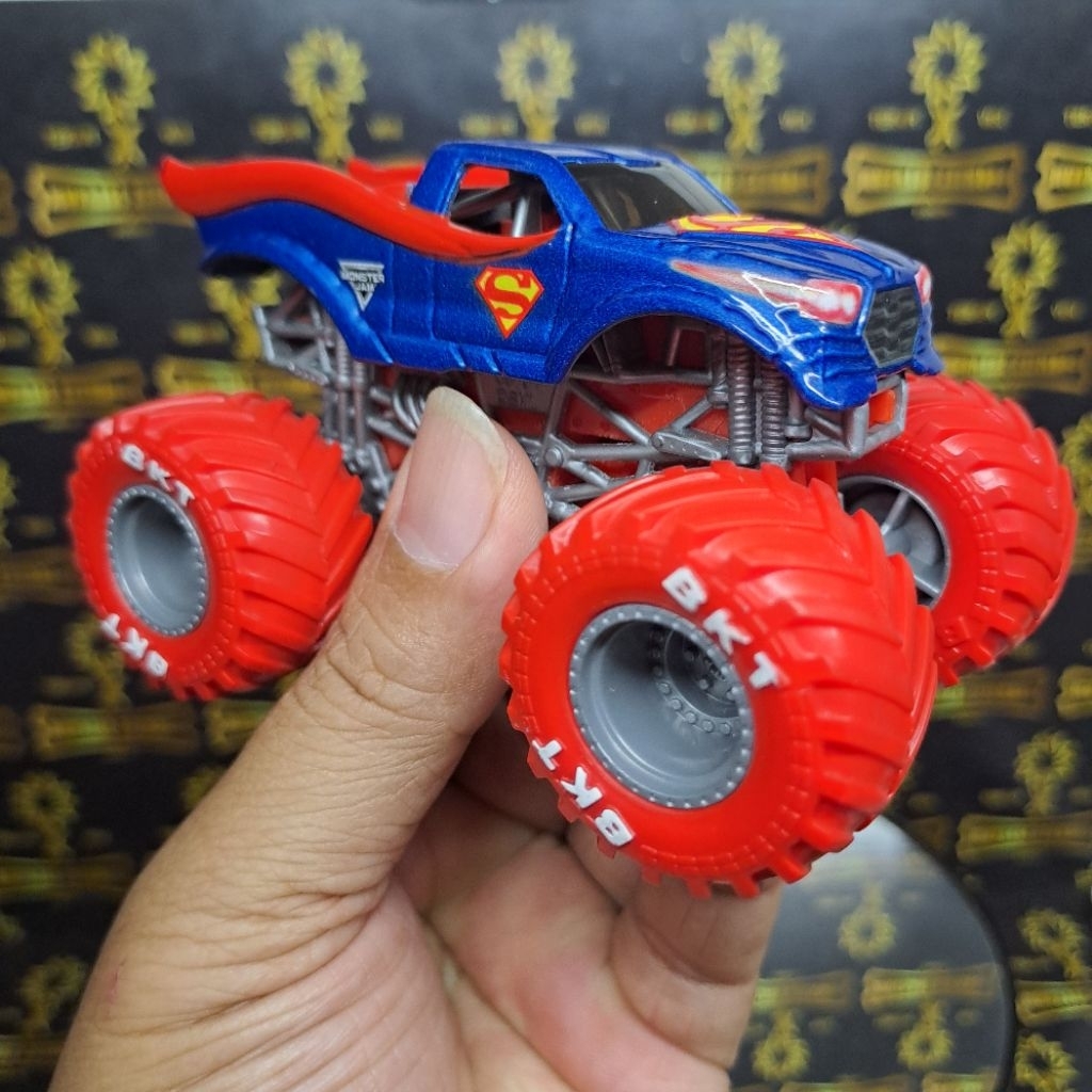 LOOSE MONSTER JAM LOOSE MONSTER JAM SUPERMAN MONSTER JAM 1:64 MONSTER JAM KOLPRI KONDISI 99%