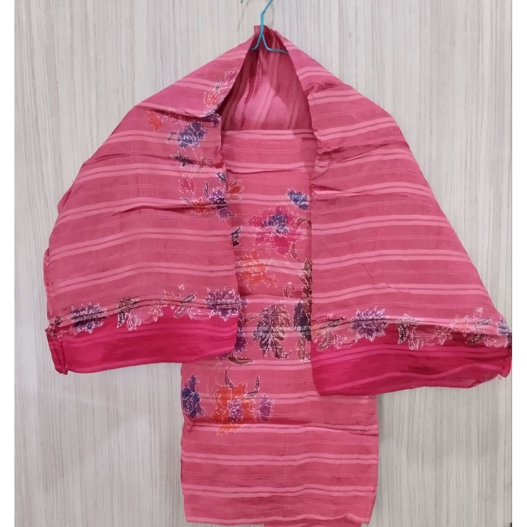 Kain gamis bahan serat warna merah motif bunga garis putih