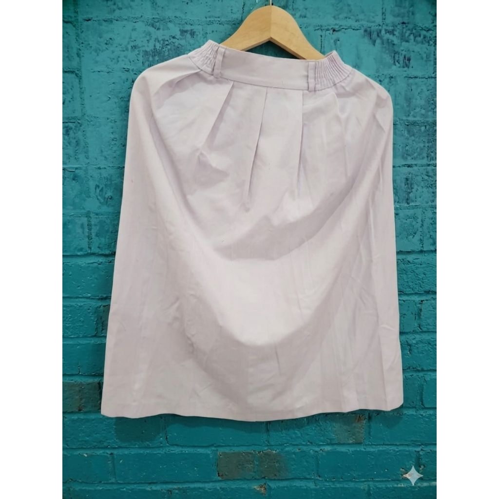Rok putih sekolah ada noda sedikit LP 54 cm tinggi 67 cm | seragam sekolah l rok putih sekolah | rok