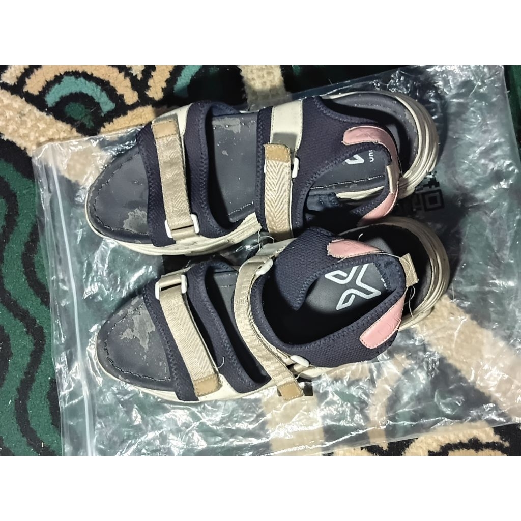 preloved sepatu sandal merk undersix